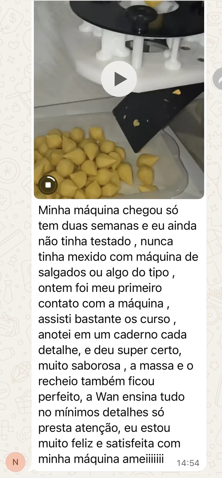 Mensagem de uma aluna na comunidade, com vídeo da máquina modelando coxinhas: ela conta que a máquina chegou há duas semanas, que nunca tinha mexido com máquina de salgados, assistiu aos cursos, anotou cada detalhe e deu super certo.
