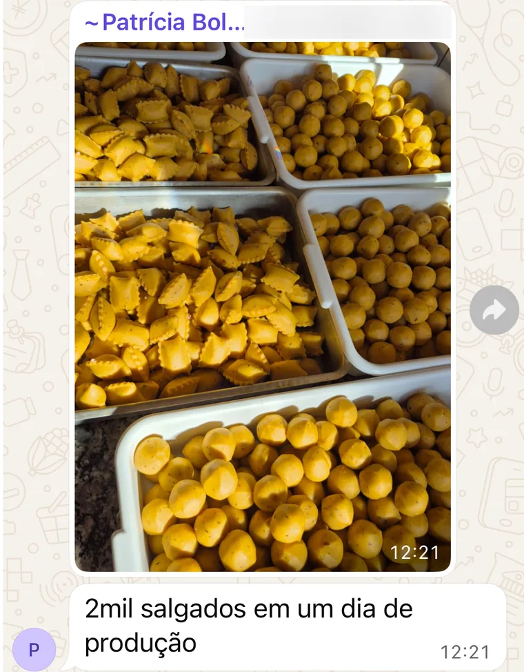 Mensagem da aluna Patrícia no grupo de alunos, com foto de várias bandejas de salgados modelados: 2 mil salgados em um dia de produção.