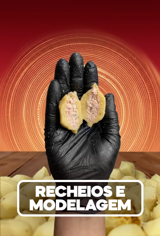 Capa do módulo Recheios e modelagem, com uma coxinha aberta na mão
