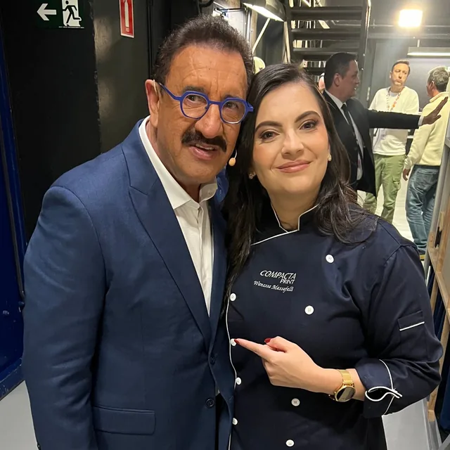 Wanessa Massafelli nos bastidores de uma gravação no SBT, ao lado do apresentador