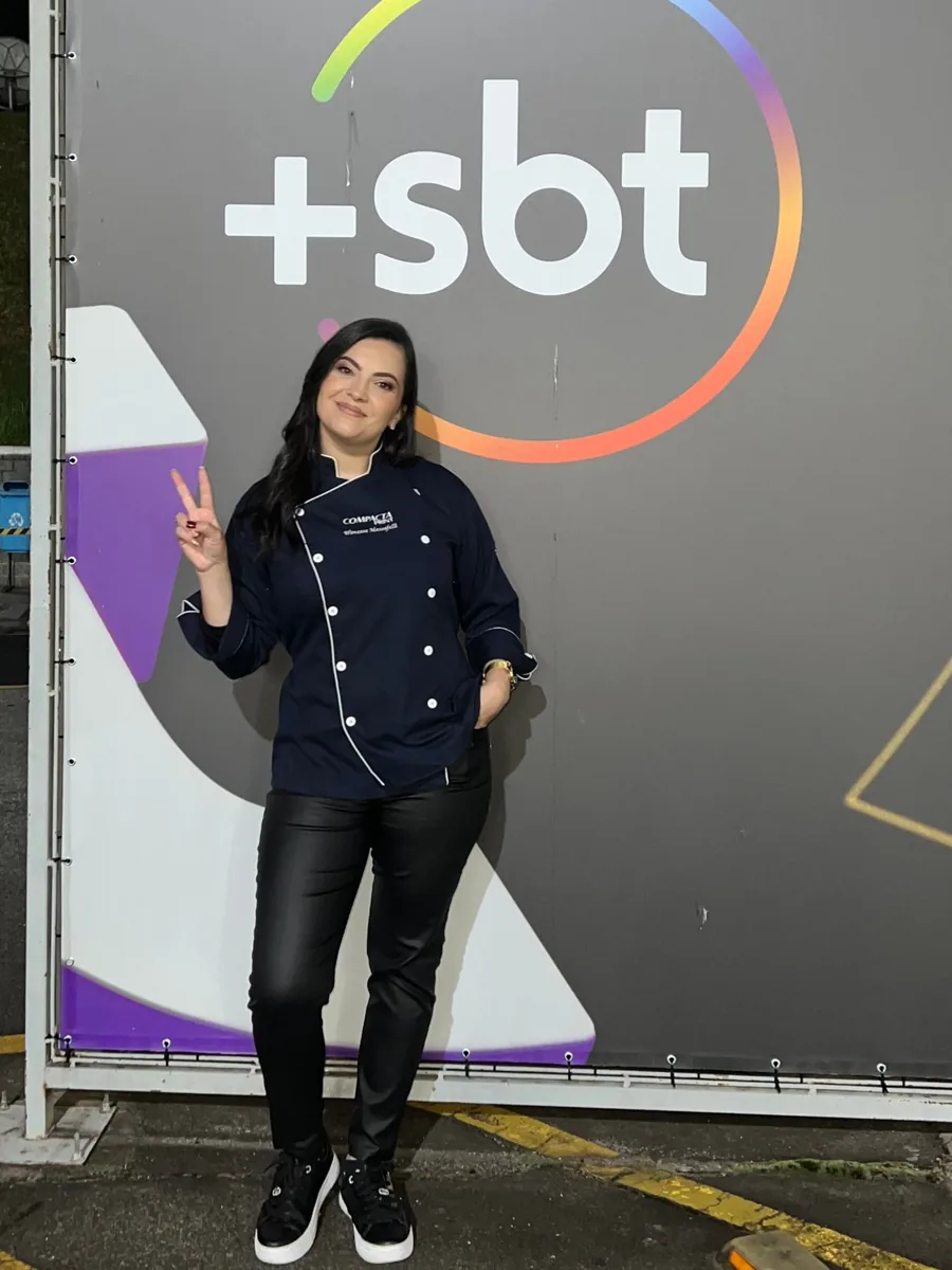 Wanessa Massafelli, de dólmã da Compacta Print, em frente ao painel do SBT